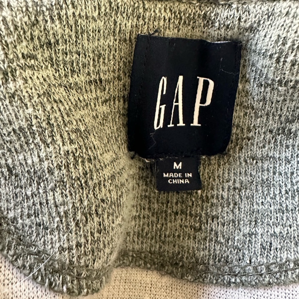 Gap Men's Gray Long Sleeve pullover Shirt Size Medium pre own as is - Picture 3 of 5